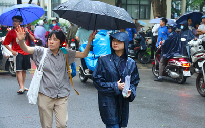 Hàng nghìn thí sinh "đội mưa" tranh suất vào Trường THPT chuyên Đại học Sư phạm Hà Nội