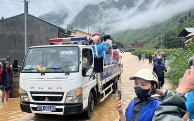 Hỗ trợ hàng ngàn du khách và người dân mắc kẹt do mưa lũ ở Hà Giang