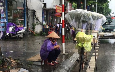 Đội mưa, gom từng đồng bạc lẻ ngày mưa gió trên đường phố Hà Nội