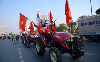 Rợp cờ hoa đón đội tuyển: NHM mang cả công nông ra sân bay Nội bài chờ các chàng trai, cô gái Vàng