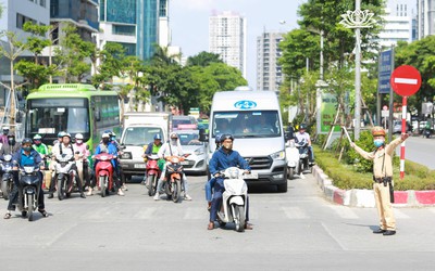 CSGT căng mình đội nắng điều tiết giao thông giữa lòng Thủ đô