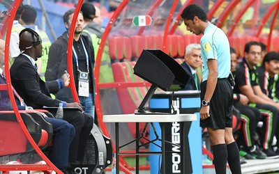 VAR: Khi công nghệ "đào huyệt" chôn thứ cảm xúc mang tên World Cup