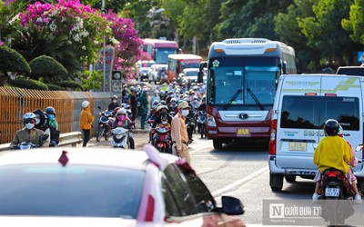 Xe khách va chạm xe máy khiến nam thanh niên tử vong, Quốc lộ 20 ùn tắc nhiều km