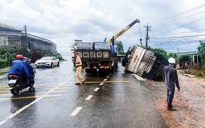 Video xe tải mất lái khi đổ đèo, tông 2 người tử vong ở Lâm Đồng