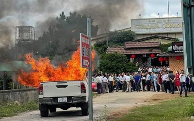 Lâm Đồng: Điều tra vụ cháy xe bán tải sau va chạm với người đi bộ