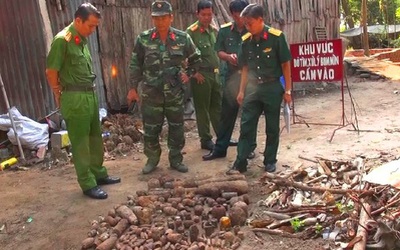 Phát hiện hàng trăm rocket, mìn, đạn cối... trong vườn nhà dân