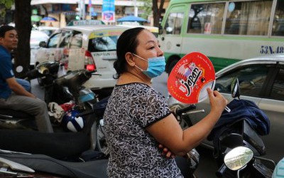 Kỳ thi THPT Quốc gia: Phụ huynh "đội nắng, chia lửa" cùng sĩ tử bên ngoài phòng thi