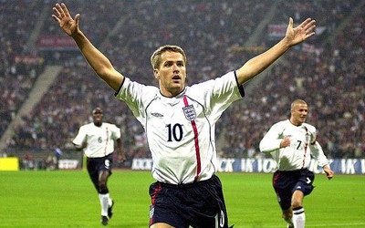 Cựu "thần đồng" bóng đá Anh Michael Owen vừa đặt chân đến Việt Nam