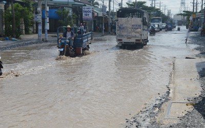 Dân khốn khổ vì đường sá xuống cấp, phải "bơi" trong ngày nắng