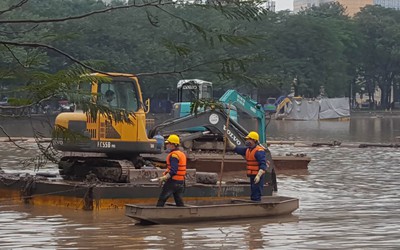 Cao điểm nạo vét Hồ Gươm: Gần chục máy xúc "nổi" giữa hồ