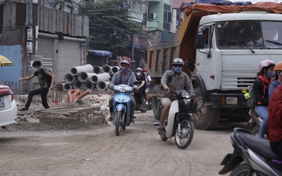 Chùm ảnh: Đường Phạm Văn Đồng ùn tắc, phương tiện giao thông lao vào khu vực thi công