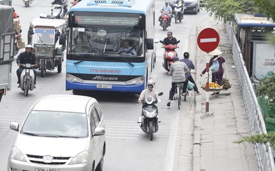 Chùm ảnh: Dùng điện thoại, ngang nhiên lấn làn xe bus nhanh