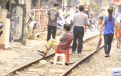 Những cư dân hồn nhiên thách thức tử thần ở “xóm đường tàu”