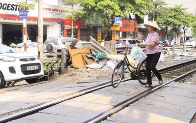 Nguy hiểm rình rập từ các ngã rẽ đường sắt trong thành phố