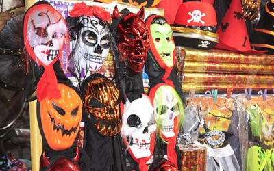 Hà Nội: Đồ chơi ma quỷ tràn ngập phố cổ trước ngày Halloween