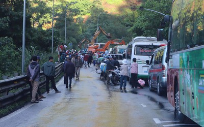Sạt lở sau mưa lớn ở đèo Bảo Lộc, giao thông ùn tắc hơn 20 km