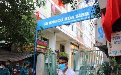 Chùm ảnh: Cuộc sống quanh chung cư Hoà Bình nơi đang bị phong tỏa vì Covid 19