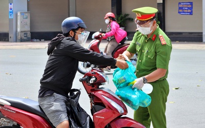 Gác chốt phòng Covid-19, Công an TP.HCM nhận “tấm lòng vàng” từ người dân