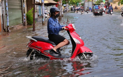 "Đến hẹn lại lên", Tp.HCM sống chung với ngập nước sau mưa lớn