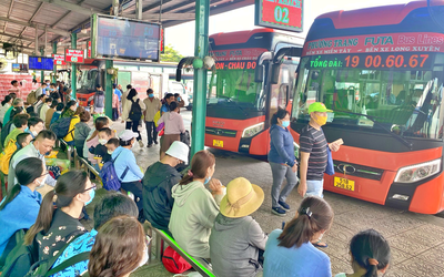 Cao điểm giao thông lễ 2/9, tranh luận cấm xe giường nằm vào nội đô