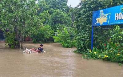 Phú Quốc sơ tán người già và trẻ nhỏ trong đêm vì mưa lũ