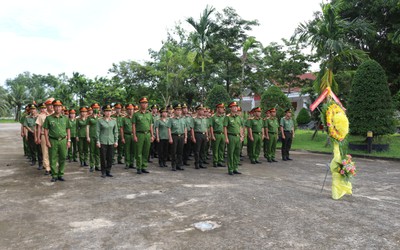 Công an tỉnh Kiên Giang dâng hương tri ân các anh hùng liệt sĩ