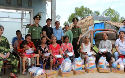 Công an Kiên Giang hỗ trợ các gia đình bị thiệt hại nặng do bão số 2