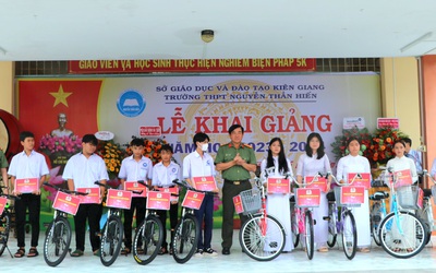 Giám đốc Công an tỉnh Kiên Giang trao quà cho học sinh khó khăn