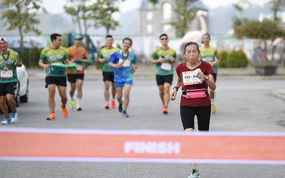 Quảng Ninh: Kinh ngạc cụ bà 83 tuổi ngày nào cũng chạy bộ 10km "đều như vắt chanh"
