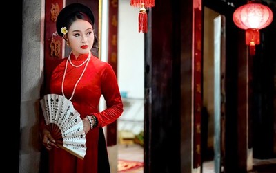 NSND Hoài Thu: Mỹ nhân làng chèo và cuộc hôn nhân với đạo diễn gạo cội làng sân khấu