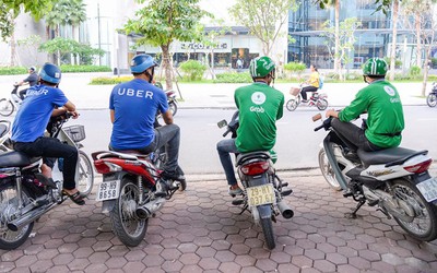 Hàng nghìn nhân viên nghỉ việc, "ông lớn" taxi tính làm thêm nghề xe ôm