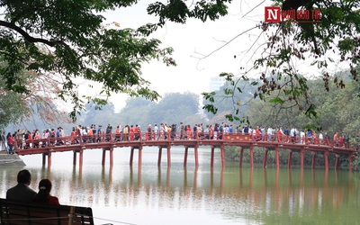 Chùm ảnh: Đền Ngọc Sơn, chùa Trấn Quốc... tấp nập người dân đi lễ đầu năm