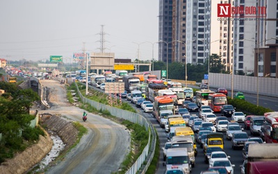 Hàng nghìn ô tô ken đặc, nhích từng mét tiến vào trung tâm Hà Nội sau nghỉ lễ 30/4 - 1/4