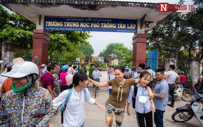 Thi tuyển sinh lớp 10: Đề Tiếng Anh và Lịch sử đều dễ, thí sinh rạng rỡ, phụ huynh "thở phào"