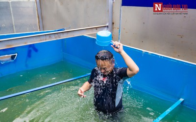 [Chùm ảnh] Chuyên gia Nhật Bản gây sốc, đích thân xuống tắm sông Tô Lịch