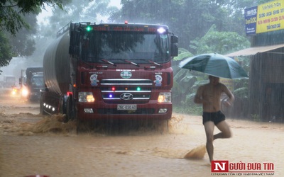 Mưa lớn khiến đường Hồ Chí Minh biến thành sông, ô tô rẽ sóng lướt ầm ầm