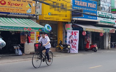 Treo biển quảng cáo với ngôn từ tục tĩu, tiệm giày vui vì "được biết đến nhiều hơn"