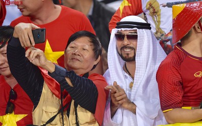 CĐV Việt Nam - UAE sánh vai chụp ảnh selfie trước trận quyết chiến