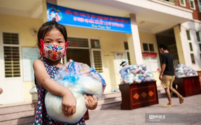 Hà Nội: Hàng tấn gạo, mì tôm tiếp tế người khó khăn trong mùa dịch