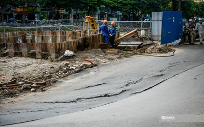 Hà Nội: Bất ngờ sụt lún hơn 20 mét đường ven sông Tô Lịch