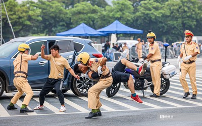 Mãn nhãn màn trình diễn lái xe, võ thuật của CSGT