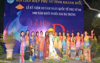 Người dân phố biển Nha Trang mãn nhãn với màn trình diễn 300 bộ áo dài