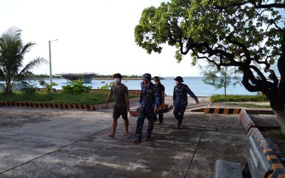 Bệnh xá đảo Sinh Tồn cấp cứu ngư dân Quảng Ngãi nghi bị đột quỵ não