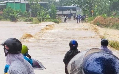 Khánh Hòa: 14 hồ đang xả điều tiết lũ, 1 cầu tràn bị mưa lớn chia cắt