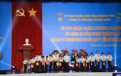 Tặng 6 nhà tình nghĩa và 60 phần quà cho gia đình chính sách, học sinh khó khăn