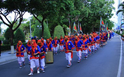 Rộn ràng không khí tái hiện Lễ hội Cầu Ngư bên bờ biển vịnh Nha Trang