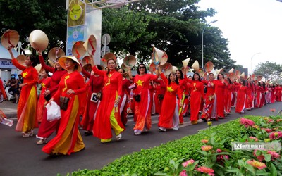 Hơn 6.000 phụ nữ Khánh Hòa diễu hành tôn vinh áo dài trên phố