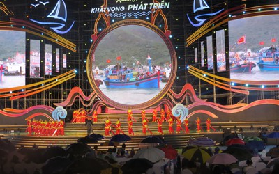 Đông đảo người dân, du khách đội mưa xem bế mạc Festival Biển