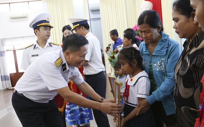 Vùng 2 Hải quân nhận đỡ đầu con ngư dân tại các tỉnh miền Tây