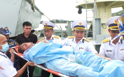 Đưa ngư dân Quảng Ngãi bị bệnh trên biển vào đất liền an toàn
